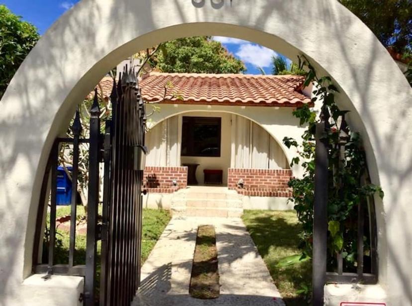 Entire Private Beautiful 2 Bedroom Plus Den House With Gated Front&Back Yard And Free Parking 10Min Drive To Miami Beach Экстерьер фото