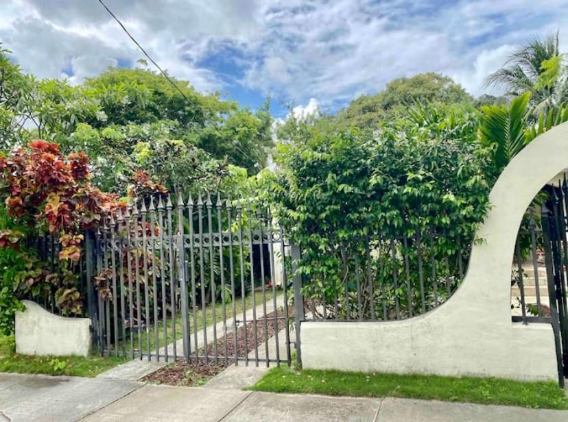 Entire Private Beautiful 2 Bedroom Plus Den House With Gated Front&Back Yard And Free Parking 10Min Drive To Miami Beach Экстерьер фото