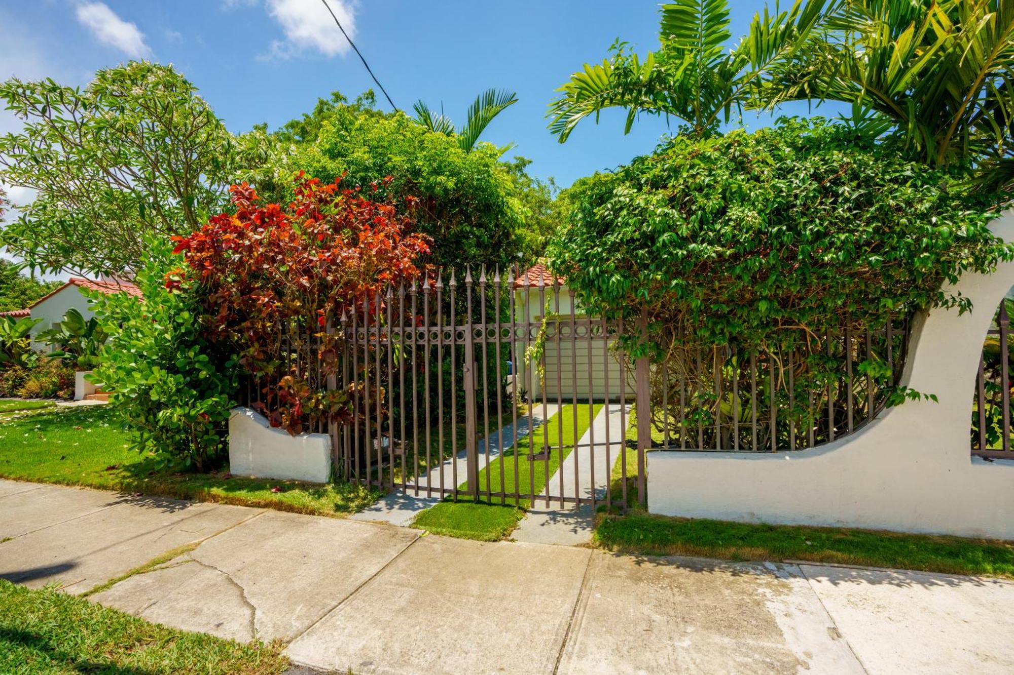 Entire Private Beautiful 2 Bedroom Plus Den House With Gated Front&Back Yard And Free Parking 10Min Drive To Miami Beach Экстерьер фото