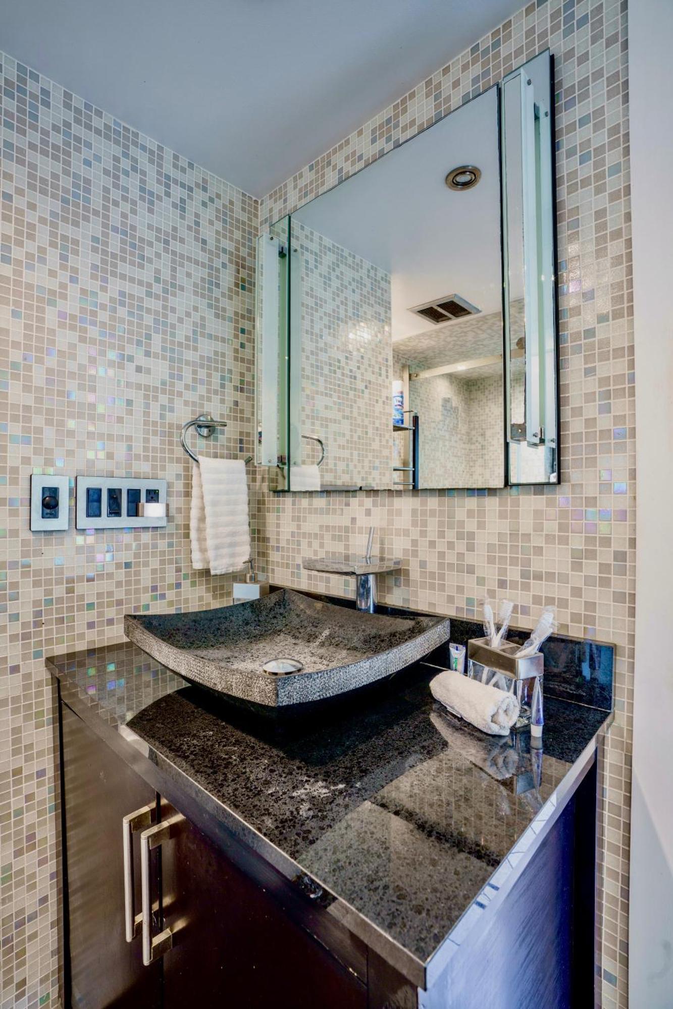 Entire Private Beautiful 2 Bedroom Plus Den House With Gated Front&Back Yard And Free Parking 10Min Drive To Miami Beach Экстерьер фото